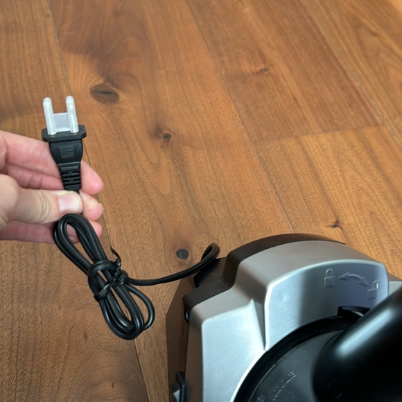 NEW YoNanas 902 Classic Vegan Frozen Fruit Soft Serve Maker - Picture 2 of 3